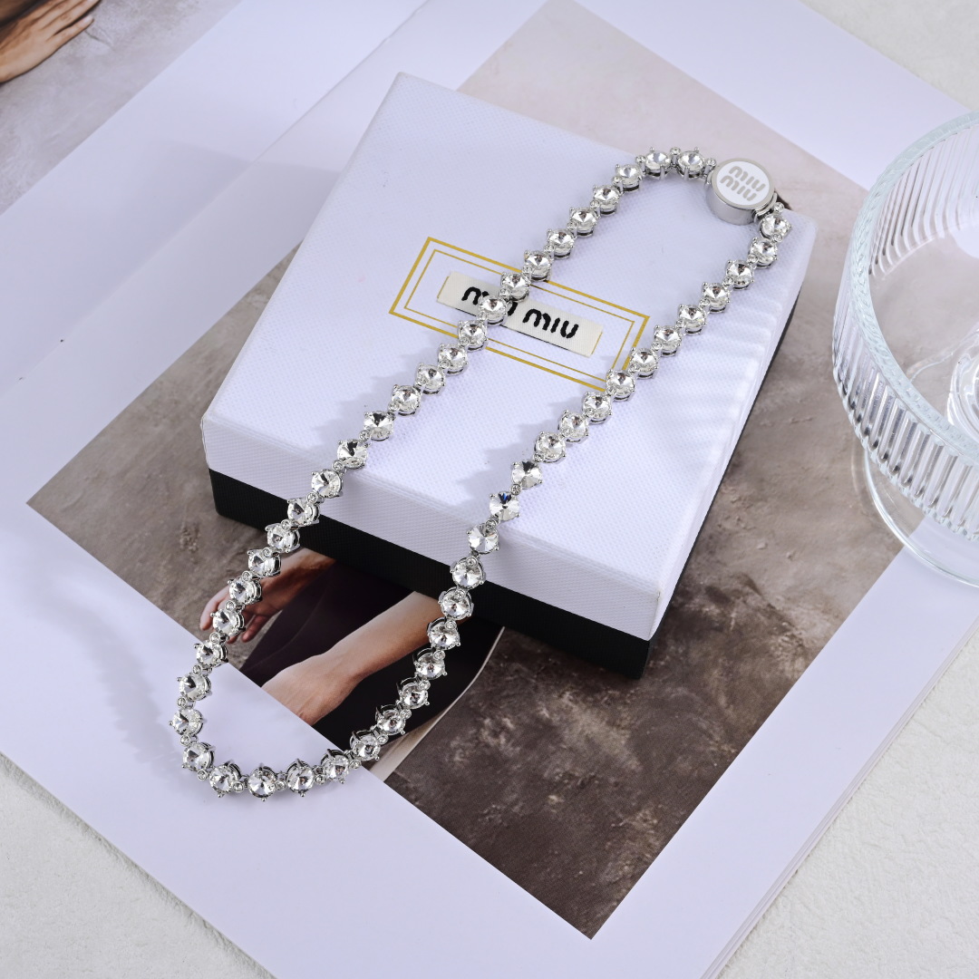 Title: Miumiu’s Fashion Jewelry Collection Review Summary: Miumiu’s new suit features a necklace and hand-chain that burst into flames, embodying unique insight and high quality. - 图片 8