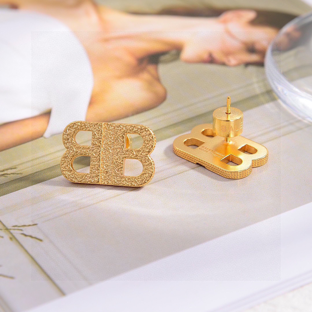 “Balenciaga Parisian Brass Earring with 18k Gold Plaque – Unique Design for Beautiful Women” - 图片 6