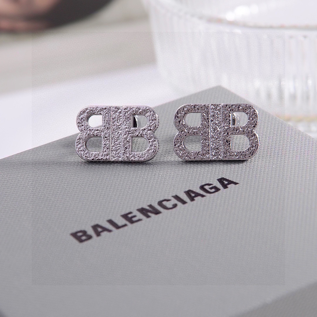“Balenciaga Parisian Brass Earring with 18k Gold Plaque – Unique Design for Beautiful Women” - 图片 3