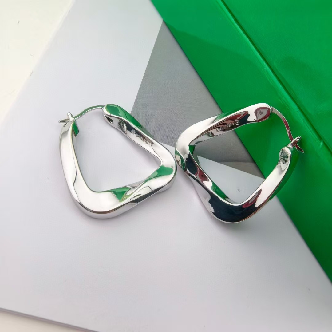 “BOTTEGA VENETA Triangle Earring: Unique BV Design Subverts Traditional Earrings with Charm” - 图片 2