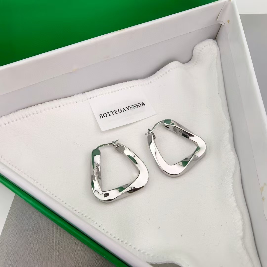 “BOTTEGA VENETA Triangle Earring: Unique BV Design Subverts Traditional Earrings with Charm” - 图片 3