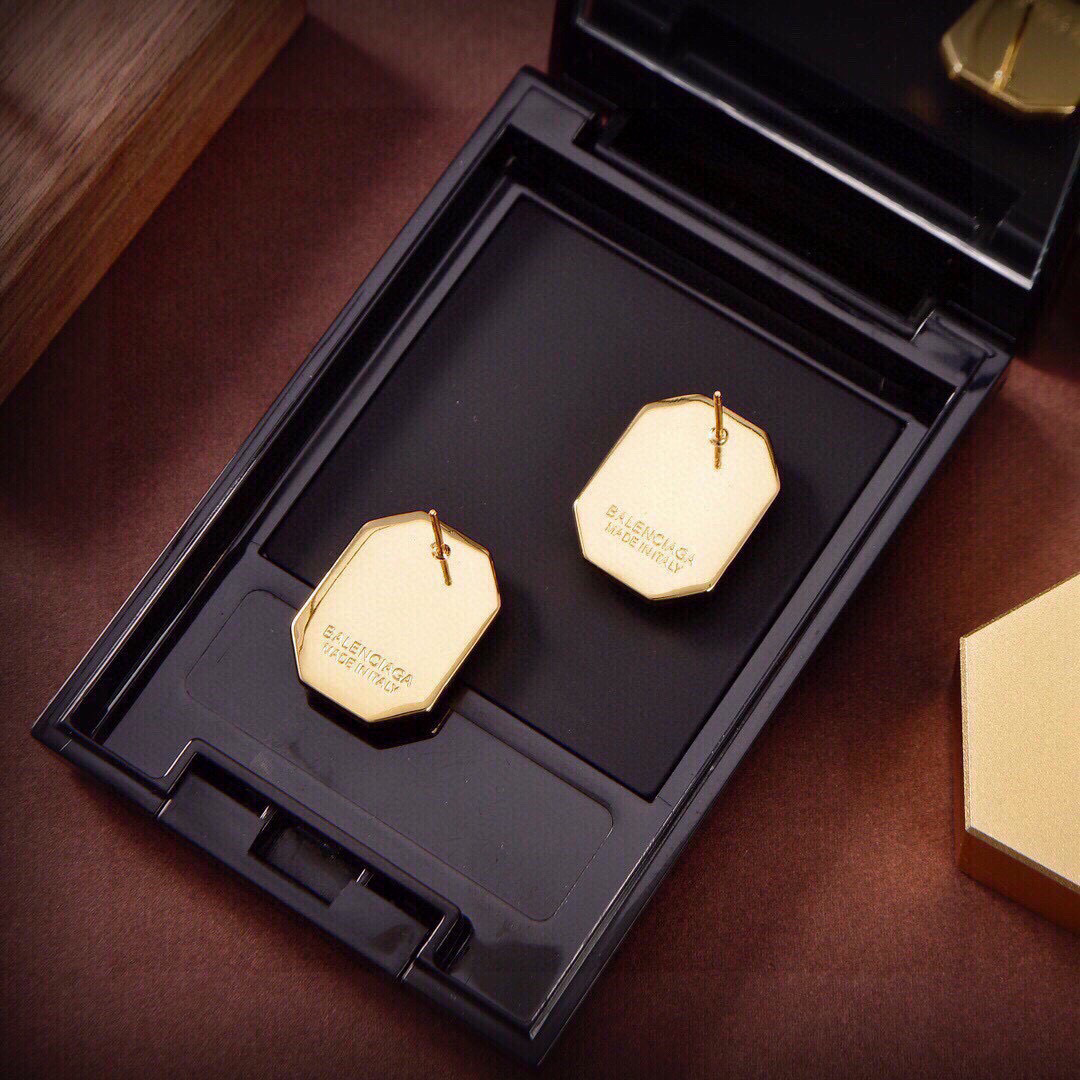 “Balenciaga Parisian P250: Unique Brass Plated 18k Gold Box with Fire Design” - 图片 5