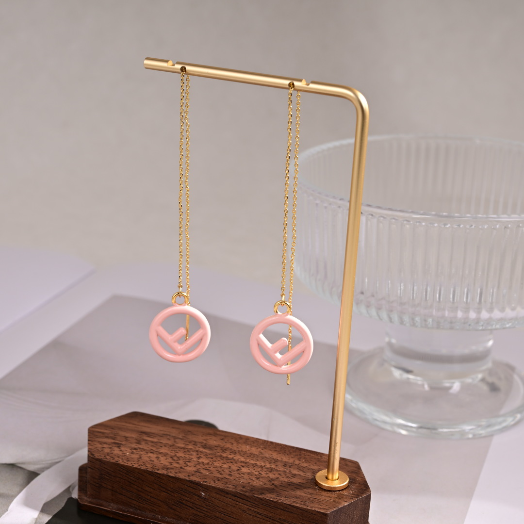 Title: FENDI Logo Pop-Up: Glamorous, Custom, and Worth Exploring Summary: FENDI’s new custom pop-up features glamorous, hard-to-miss logo designs that are - 图片 4