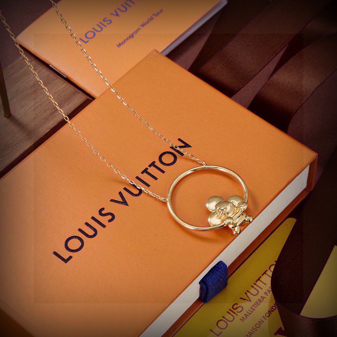 项链👌👌火爆 大气 LV 新款套装🌹🌹LOUIS VUITTON横扫时尚界，走秀款 街拍 经典元素独特见
