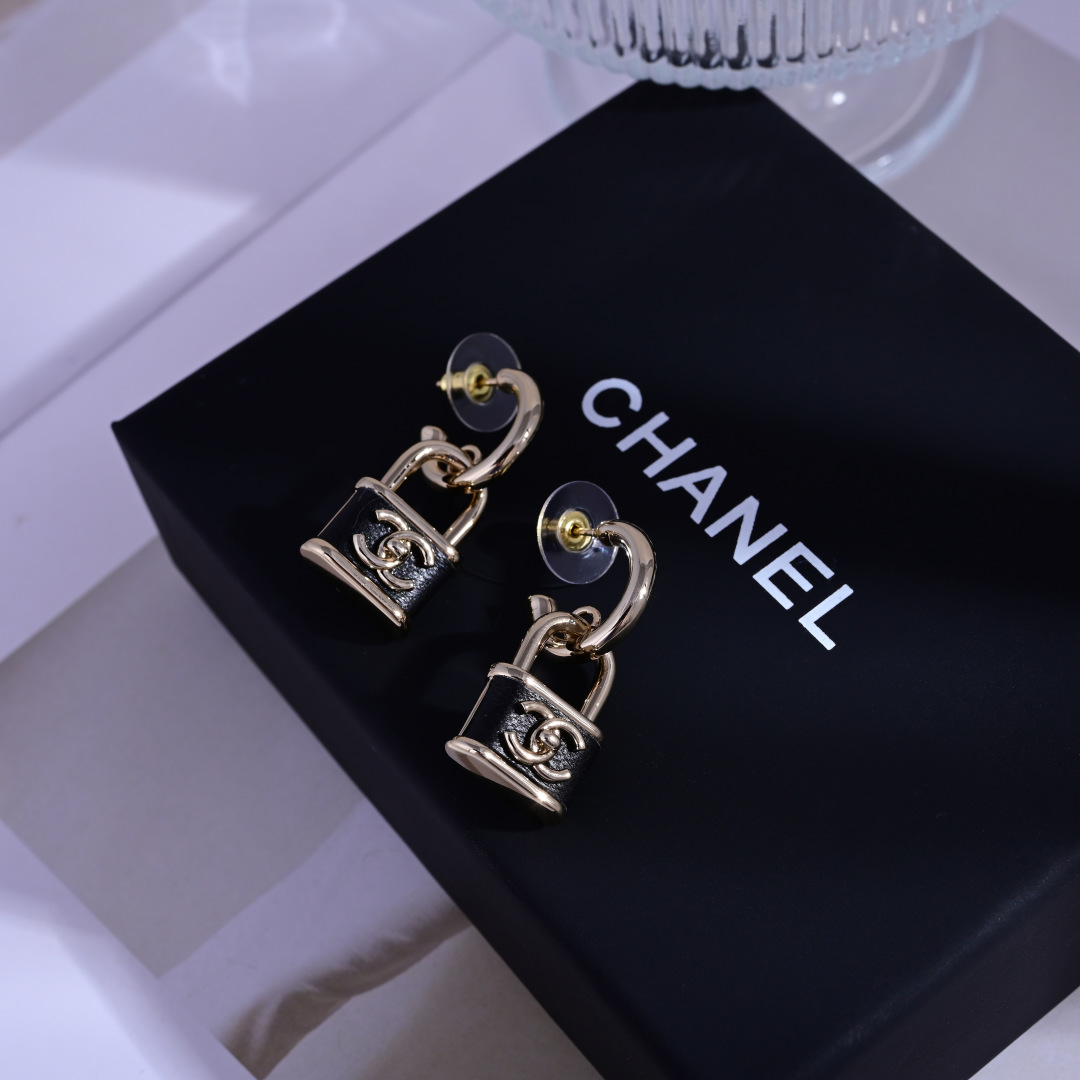 👌小香 CHANEL 耳环😍优雅大方精工设计 雕刻 非常修饰脸型 青春活力 看惯了一如既往的耳钉 一眼就