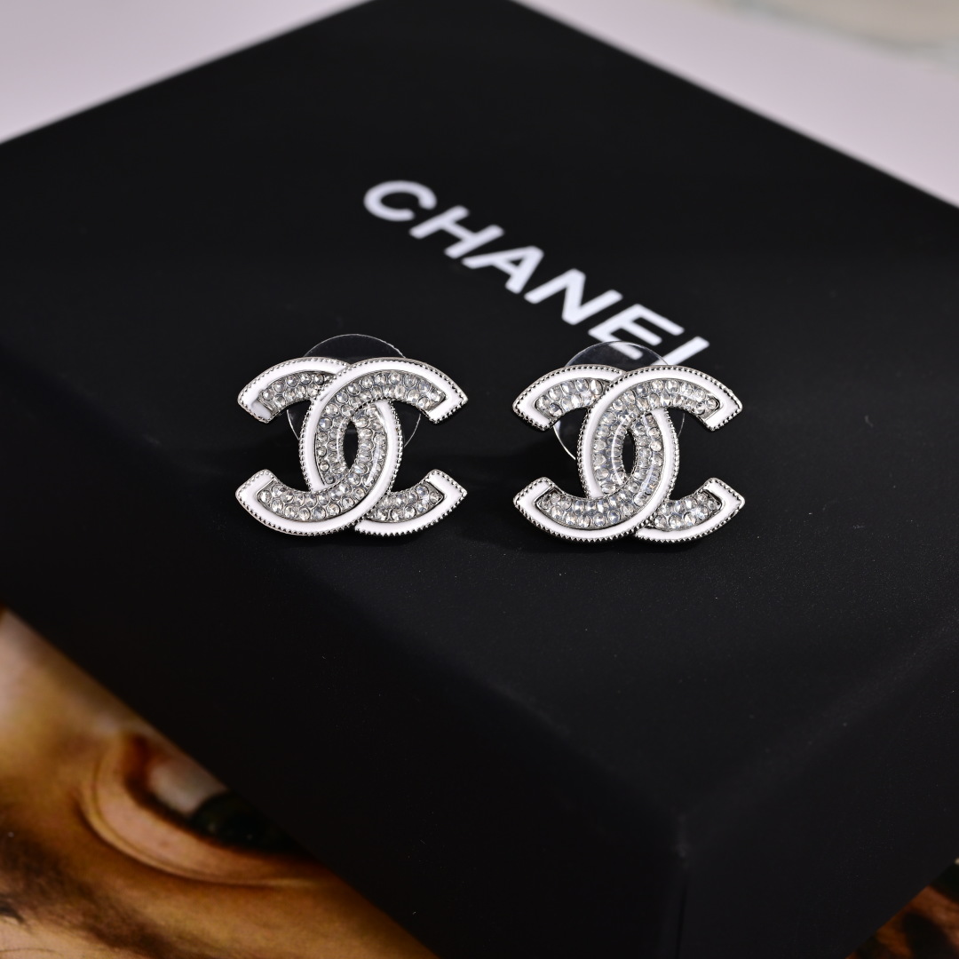 项链。耳环另外有售👌专柜🆕打版 小香 CHANEL 耳环😍优雅大方精工设计 雕刻 非常修饰脸型 青春活力