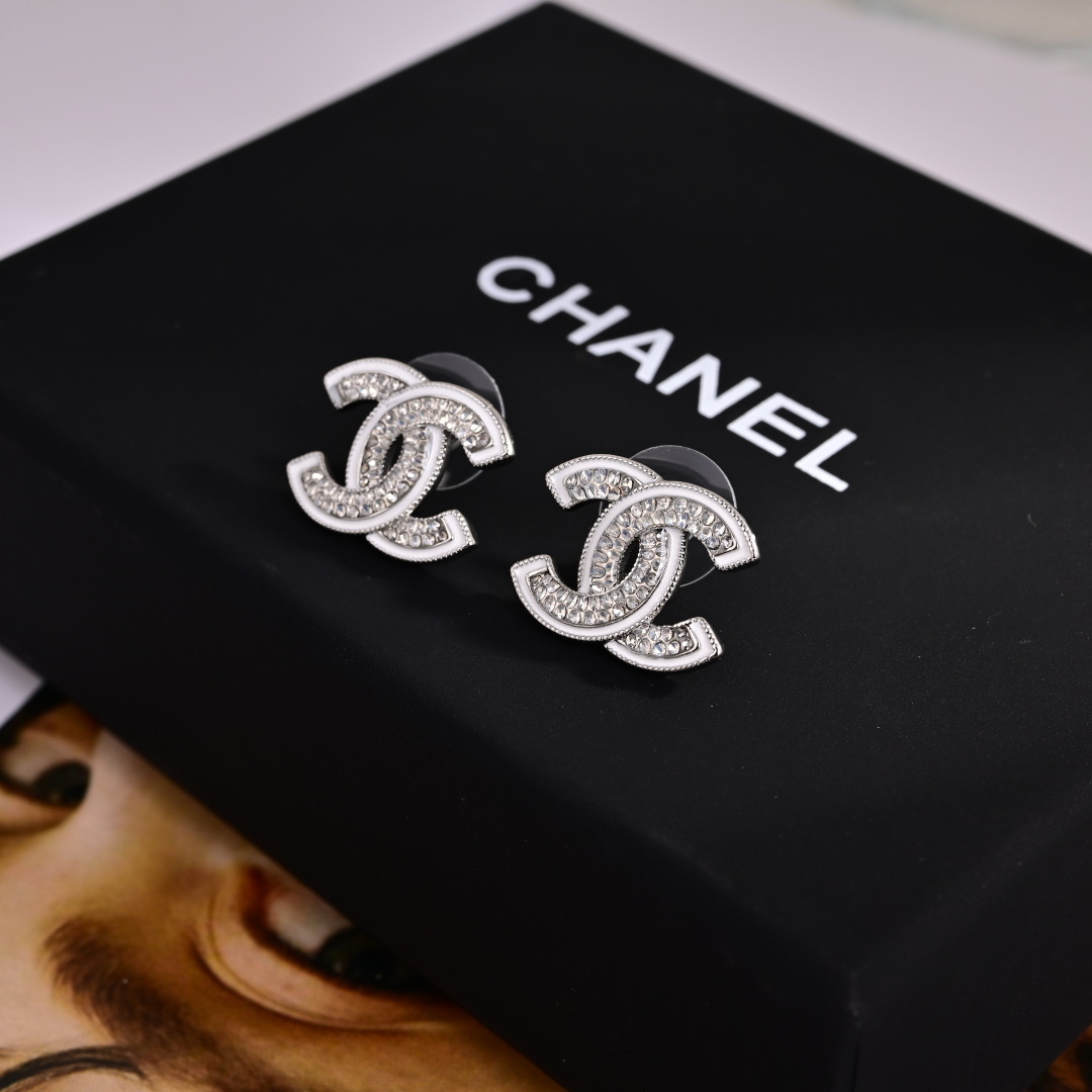 项链。耳环另外有售👌专柜🆕打版 小香 CHANEL 耳环😍优雅大方精工设计 雕刻 非常修饰脸型 青春活力