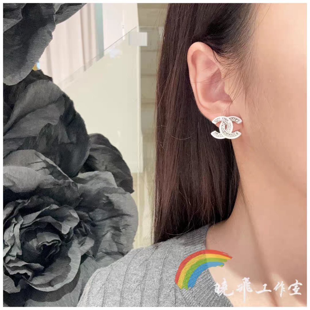 项链。耳环另外有售👌专柜🆕打版 小香 CHANEL 耳环😍优雅大方精工设计 雕刻 非常修饰脸型 青春活力