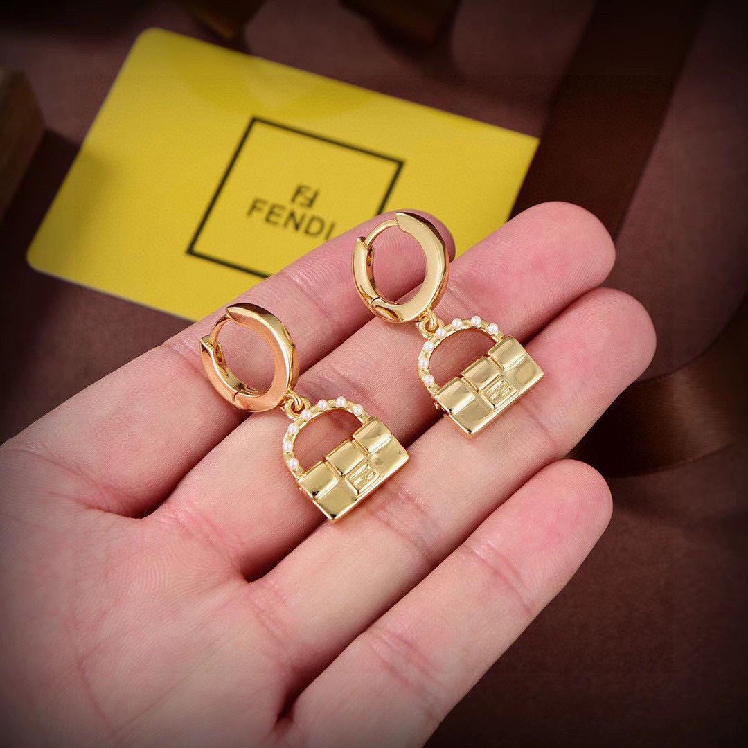 项链耳环❤️FENDI 芬迪 logo项链💎 高端定制 爆款新款 简单大方 华丽登场 ，很难见到如此熟悉