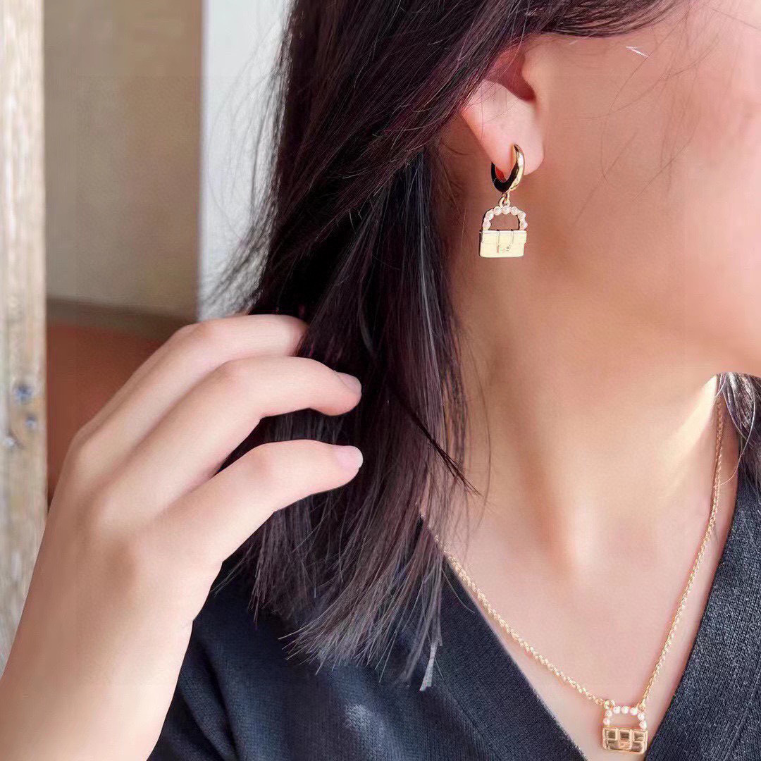 项链耳环❤️FENDI 芬迪 logo项链💎 高端定制 爆款新款 简单大方 华丽登场 ，很难见到如此熟悉