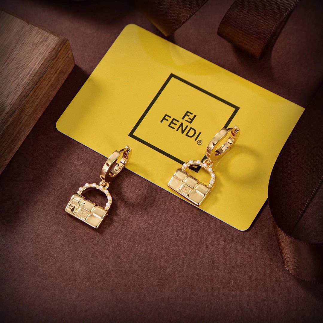 项链耳环❤️FENDI 芬迪 logo项链💎 高端定制 爆款新款 简单大方 华丽登场 ，很难见到如此熟悉