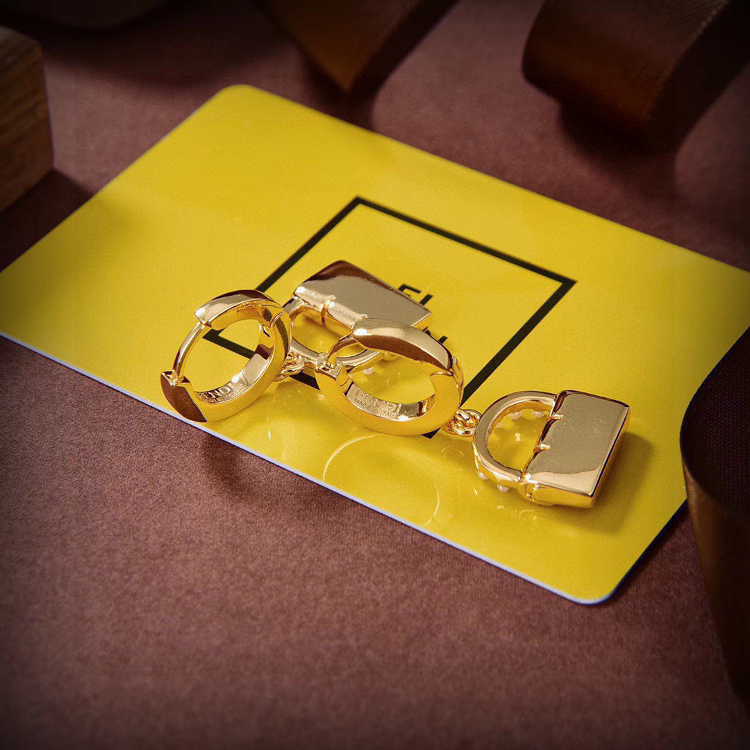 项链耳环❤️FENDI 芬迪 logo项链💎 高端定制 爆款新款 简单大方 华丽登场 ，很难见到如此熟悉