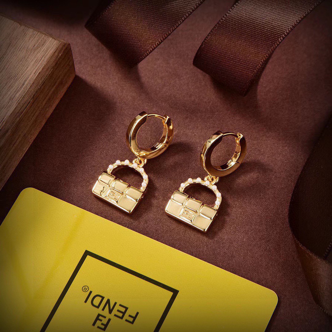 项链耳环❤️FENDI 芬迪 logo项链💎 高端定制 爆款新款 简单大方 华丽登场 ，很难见到如此熟悉