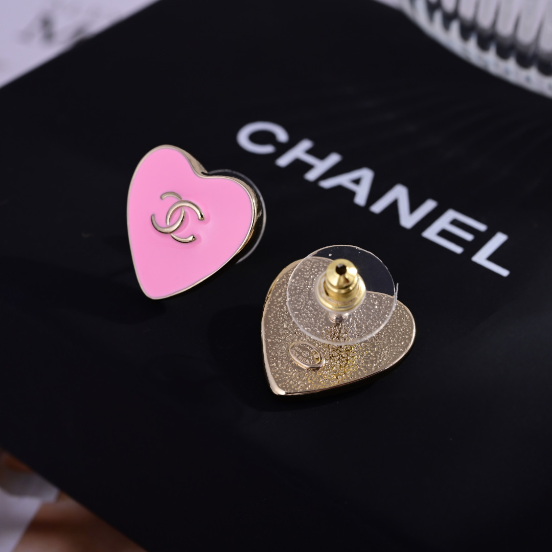 P45👌小香 CHANEL 耳钉😍优雅大方精工设计   雕刻 非常修饰脸型    青春活力    看惯了一如既往的耳钉   一眼就被这款吸引了   非常漂亮的颜色搭配   时尚又俏皮 ✌️✌️