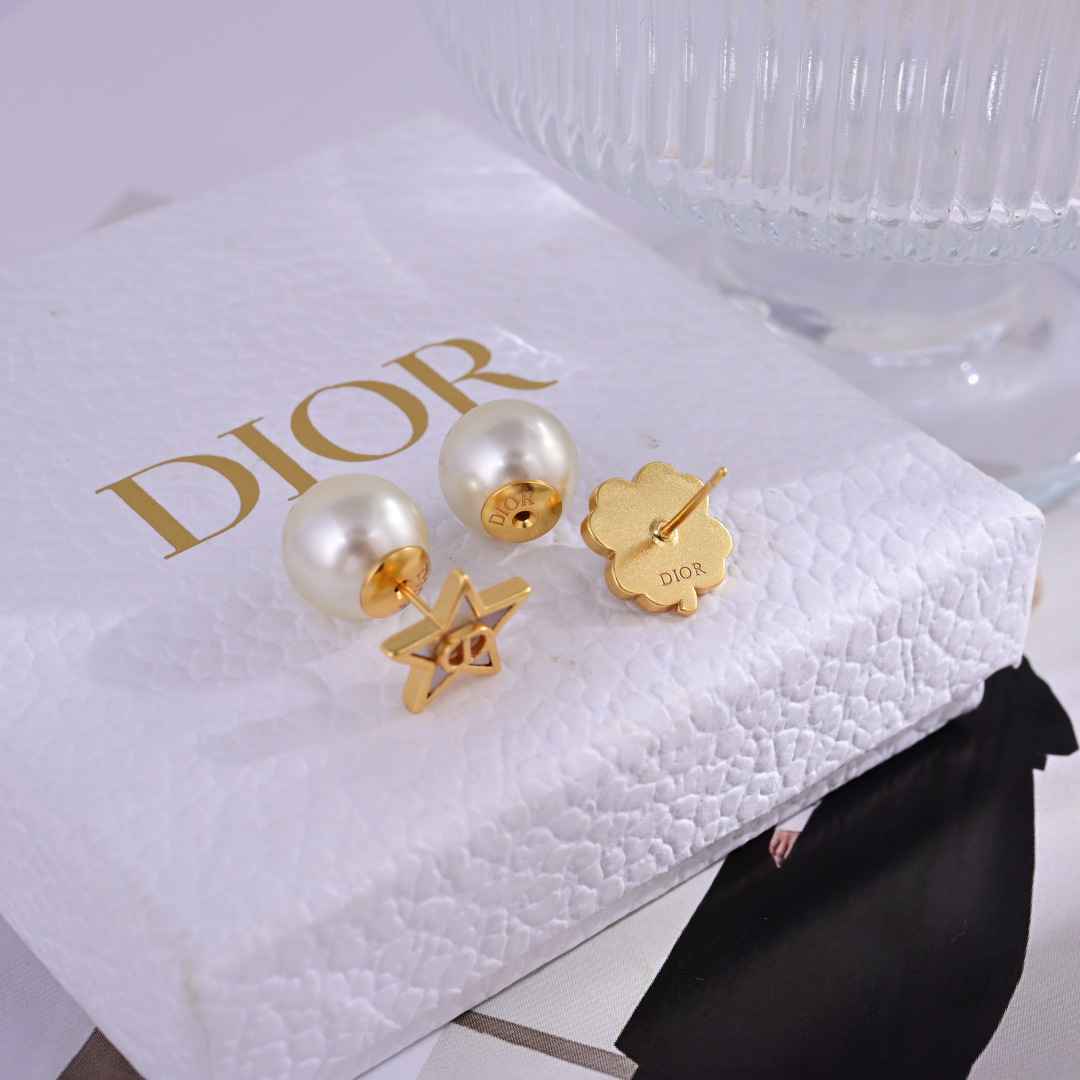 p53❤️❤️迪奥 新款👼一线大牌都爱的Dior·迪奥 新品耳环。金属质感逆袭版字母潮范儿抢风头  完全胜任现代年轻人街拍、度假时尚搭成为夏日最炙手的时髦单品...