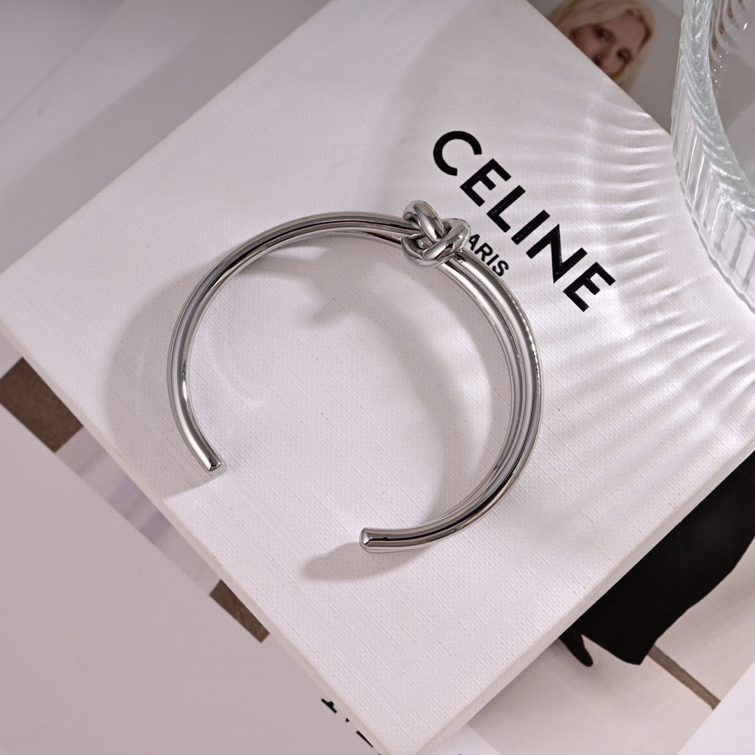 p50❤️Celine 新款手镯 PRECLOUS新品 简单时尚🌟专柜一致黄铜材质电镀18k金 火爆款出货 设计独特 前卫 美女必备款！❤️