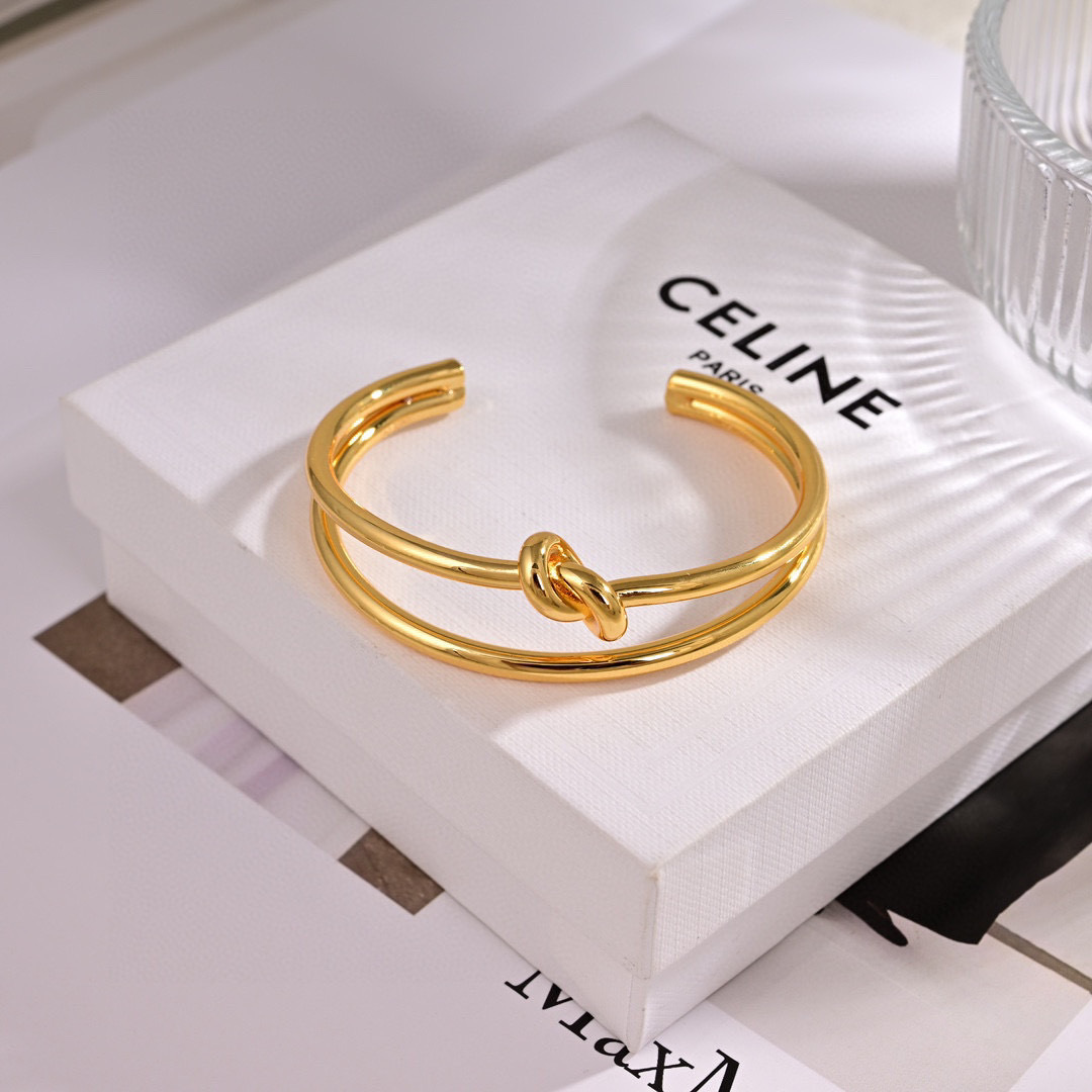 p50❤️Celine 新款手镯 PRECLOUS新品 简单时尚🌟专柜一致黄铜材质电镀18k金 火爆款出货 设计独特 前卫 美女必备款！❤️