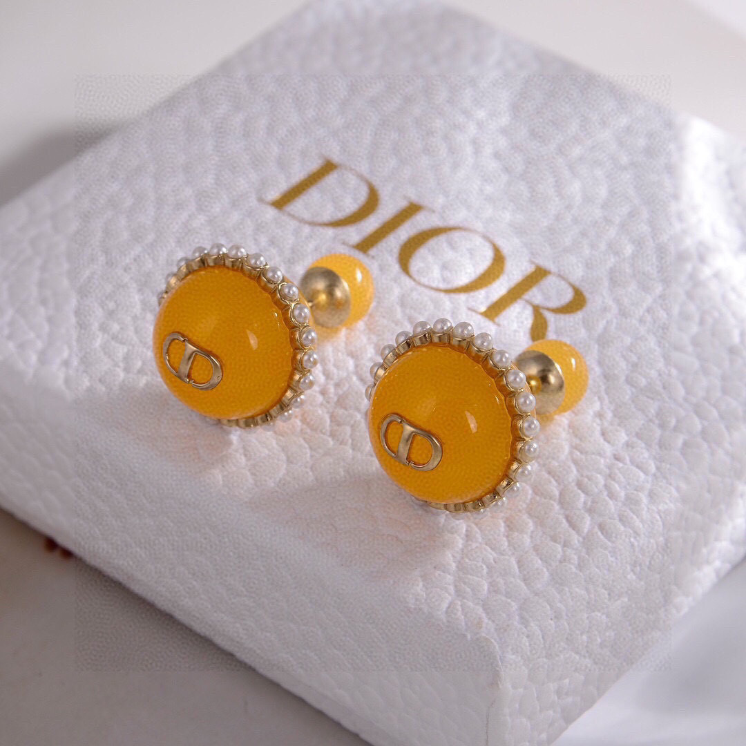 p53❤️迪奥 新款👼一线大牌都爱的Dior·迪奥 新品字母CD耳环 金属质感逆袭版字母潮范儿抢风头  完全胜任现代年轻人街拍、度假时尚搭成为夏日最炙手的时髦单品...