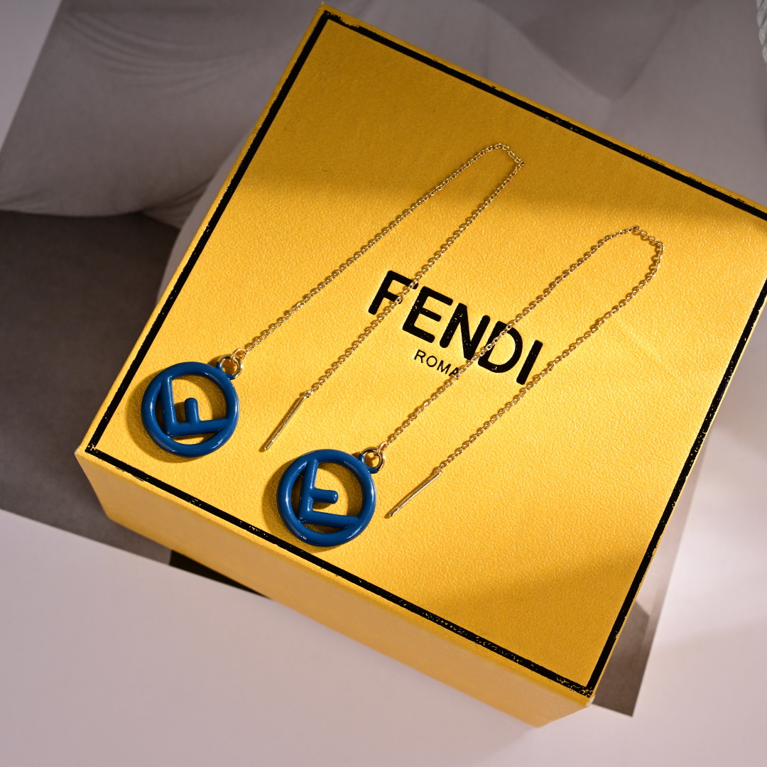 p48❤️FENDI 芬迪  logo耳坠💎 高端定制  爆款新款 简单大方 华丽登场 ，很难见到如此熟悉 素雅的耳钉，精致 非常适合日常搭配，宝宝们，这个绝对值得入🌹