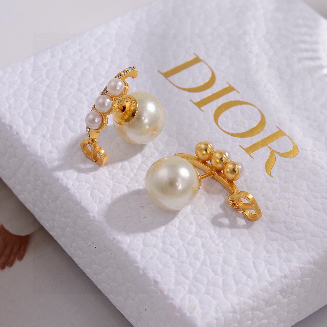 p50 ❤️迪奥 新款👼一线大牌都爱的Dior·迪奥 新品字母耳环 金属质感逆袭版字母潮范儿抢风头  完全胜任现代年轻人街拍、度假时尚搭成为夏日最炙手的时髦单品...