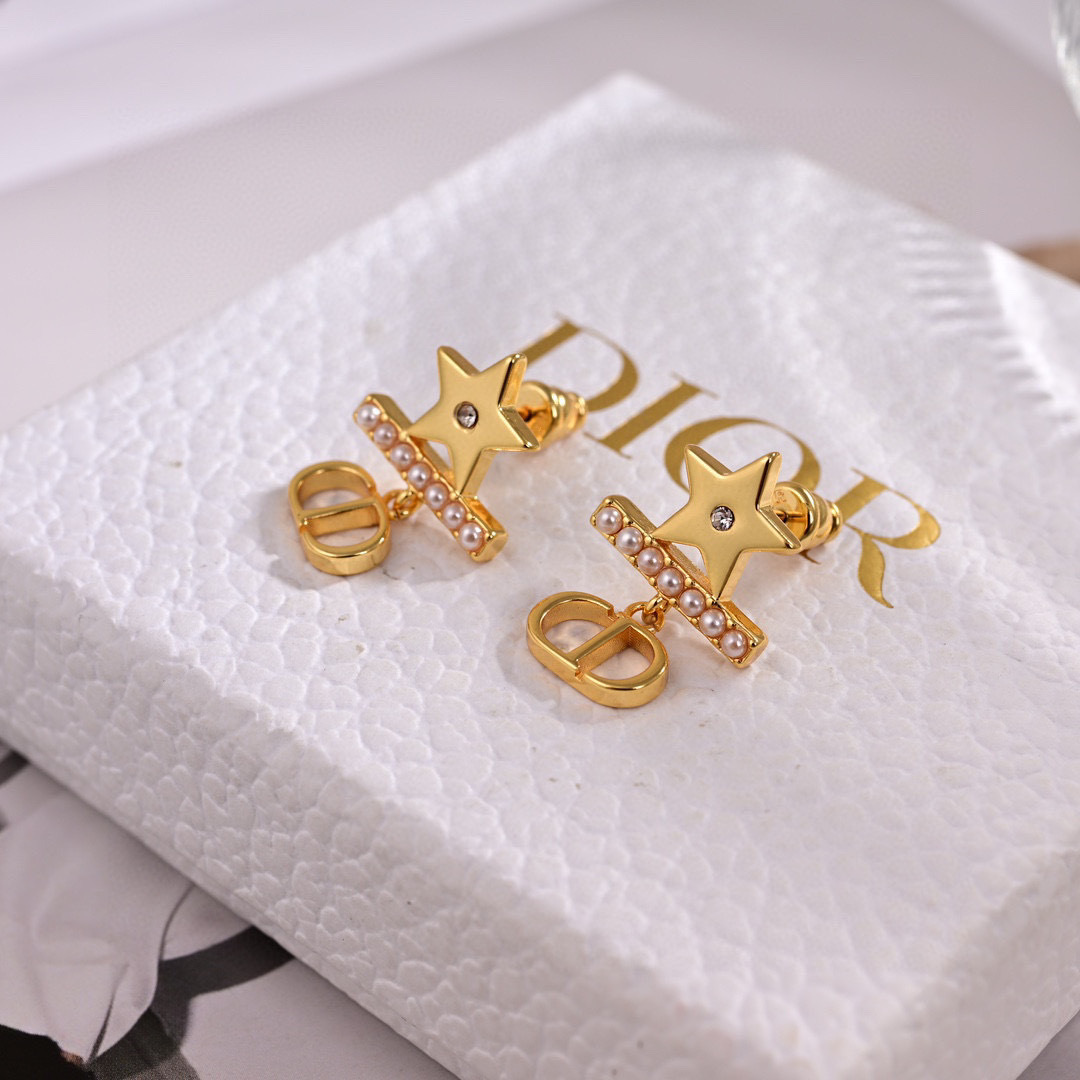 p50❤️迪奥 新款👼一线大牌都爱的Dior·迪奥 新品字母耳环 金属质感逆袭版字母潮范儿抢风头  完全胜任现代年轻人街拍、度假时尚搭成为夏日最炙手的时髦单品...