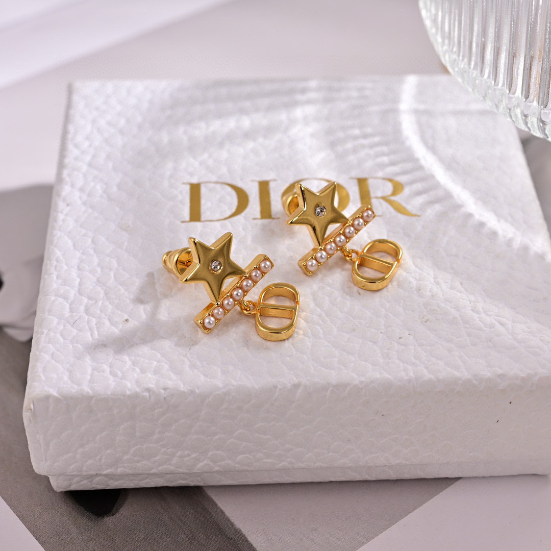 p50❤️迪奥 新款👼一线大牌都爱的Dior·迪奥 新品字母耳环 金属质感逆袭版字母潮范儿抢风头  完全胜任现代年轻人街拍、度假时尚搭成为夏日最炙手的时髦单品...