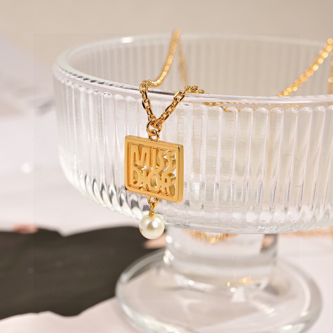 项链p50❤️迪奥 新款👼一线大牌都爱的Dior·迪奥 新品字母CD耳环 金属质感逆袭版字母潮范儿抢风头  完全胜任现代年轻人街拍、度假时尚搭成为夏日最炙手的时髦单品...