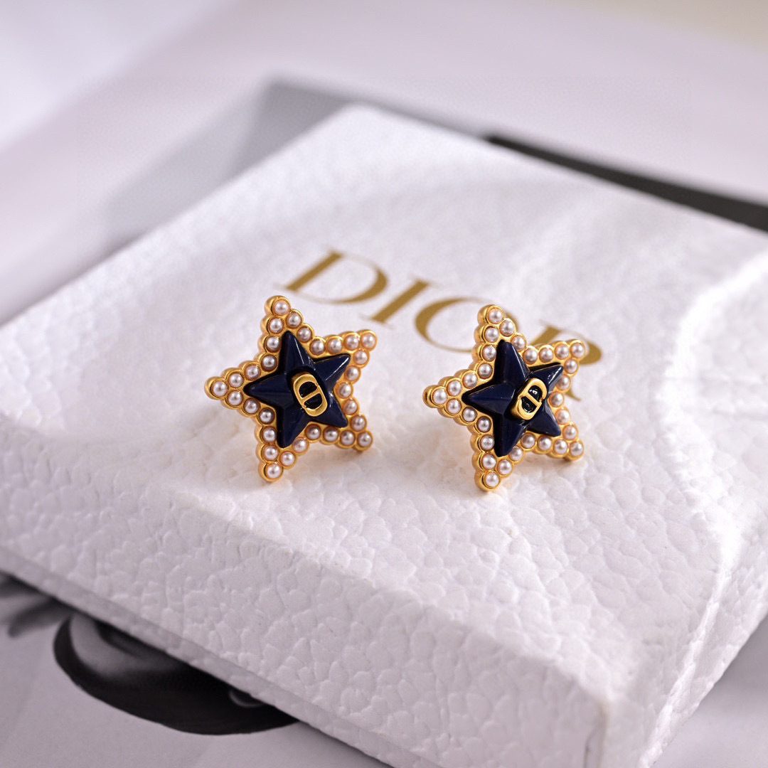 p48❤️❤️迪奥 新款👼一线大牌都爱的Dior·迪奥 新品字母耳环 金属质感逆袭版字母潮范儿抢风头  完全胜任现代年轻人街拍、度假时尚搭成为夏日最炙手的时髦单品...