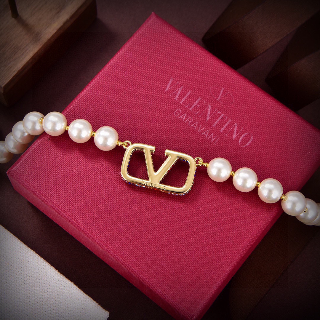 p85❤️Valentino 华伦天奴 珍珠项链💫重磅新品火爆网络来了 简约大方  时尚百搭✅ 金色🌟专柜一致 火爆款出货 设计独特 前卫 美女必备款！
