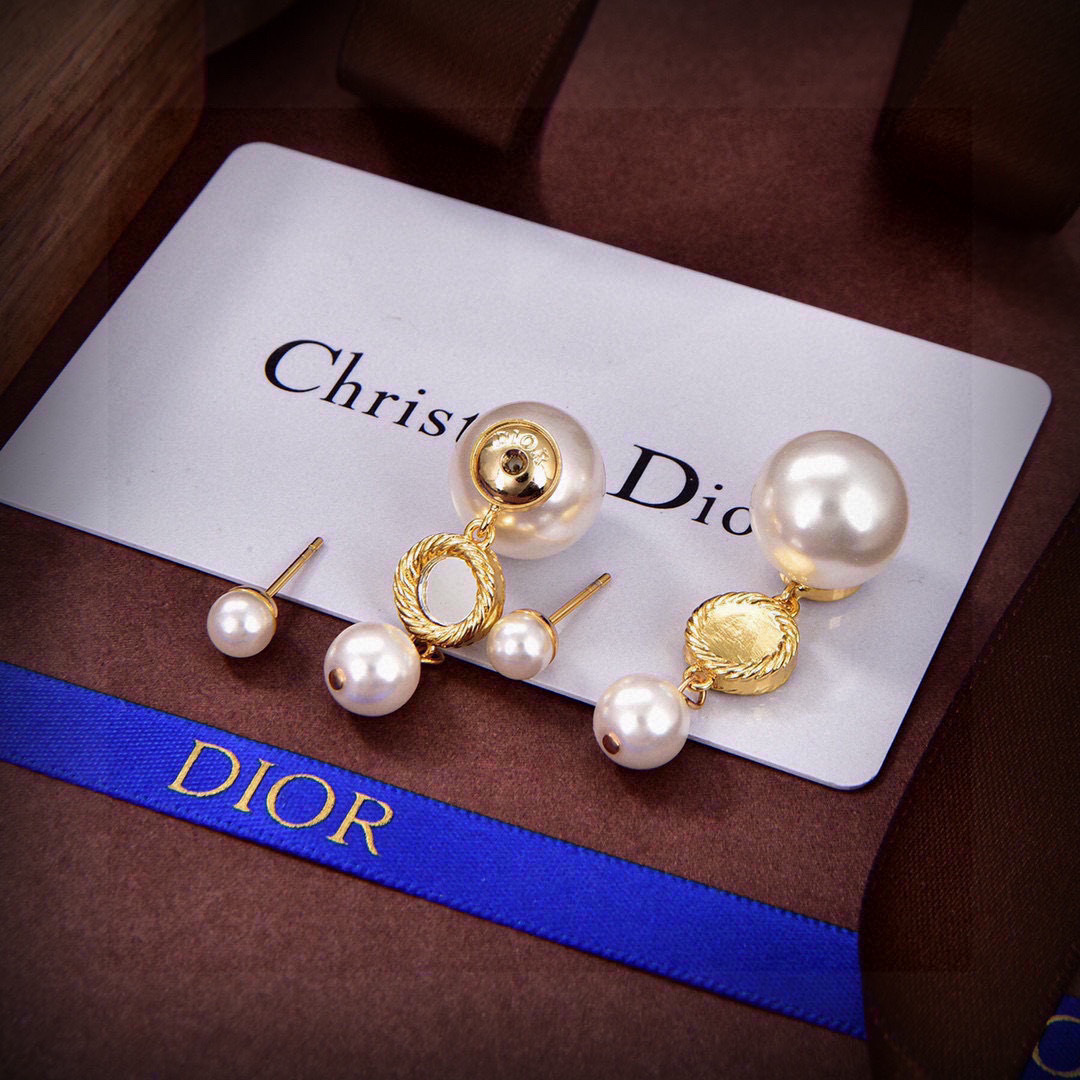 p50 ❤️迪奥 新款👼一线大牌都爱的Dior·迪奥 新品字母耳环 金属质感逆袭版字母潮范儿抢风头  完全胜任现代年轻人街拍、度假时尚搭成为夏日最炙手的时髦单品...