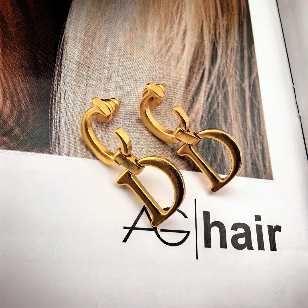 p95 👌👌Dior 迪奥 耳环 专柜新款上市 美得不要不要的 唯美 浪漫 人手必备款 火爆小红书 精选zp一致材质 超 nice👌