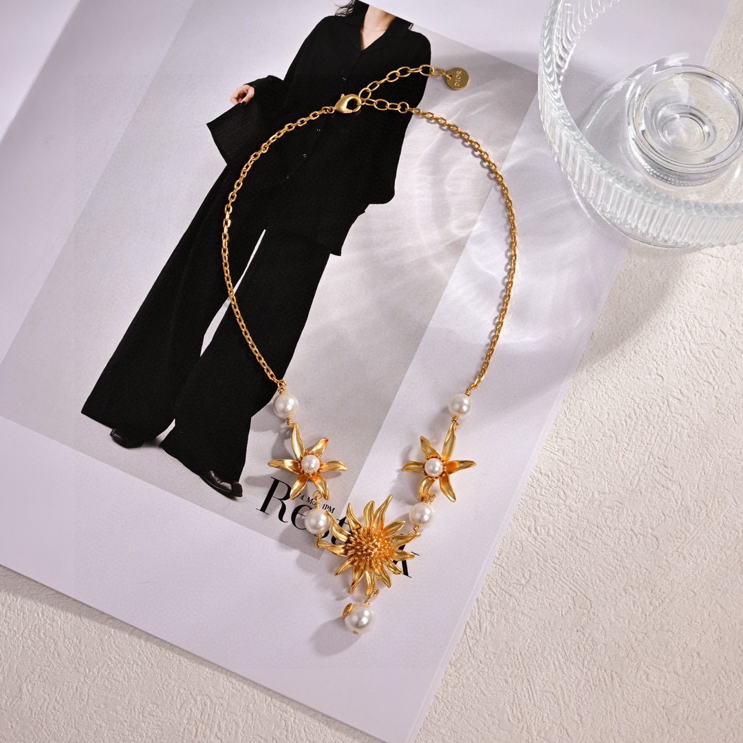 项链p93❤️❤️迪奥 新款套装👼一线大牌都爱的Dior·迪奥 新品来袭。金属质感逆袭版字母潮范儿抢风头  完全胜任现代年轻人街拍、度假时尚搭成为夏日最炙手的时髦单品...