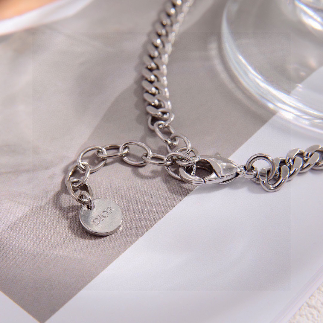 p95❤️迪奥 新款👼一线大牌都爱的Dior·迪奥 新品项链 金属质感逆袭版字母潮范儿抢风头  完全胜任现代年轻人街拍、度假时尚搭成为夏日最炙手的时髦单品...