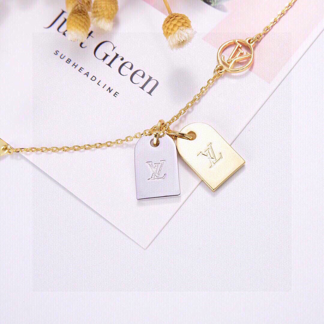 p85👌👌美毙了✨✨LV 路易威登 双吊牌手链 高端 定制原版🌹🌹厚金电镀  优雅知性💐 大气上档次 百搭款式 👑简直美的不能再美了🎉🎉实拍高品质