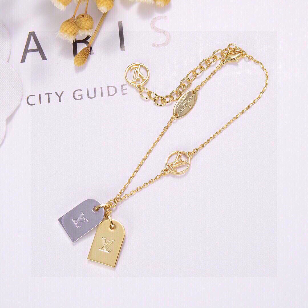 p85👌👌美毙了✨✨LV 路易威登 双吊牌手链 高端 定制原版🌹🌹厚金电镀  优雅知性💐 大气上档次 百搭款式 👑简直美的不能再美了🎉🎉实拍高品质