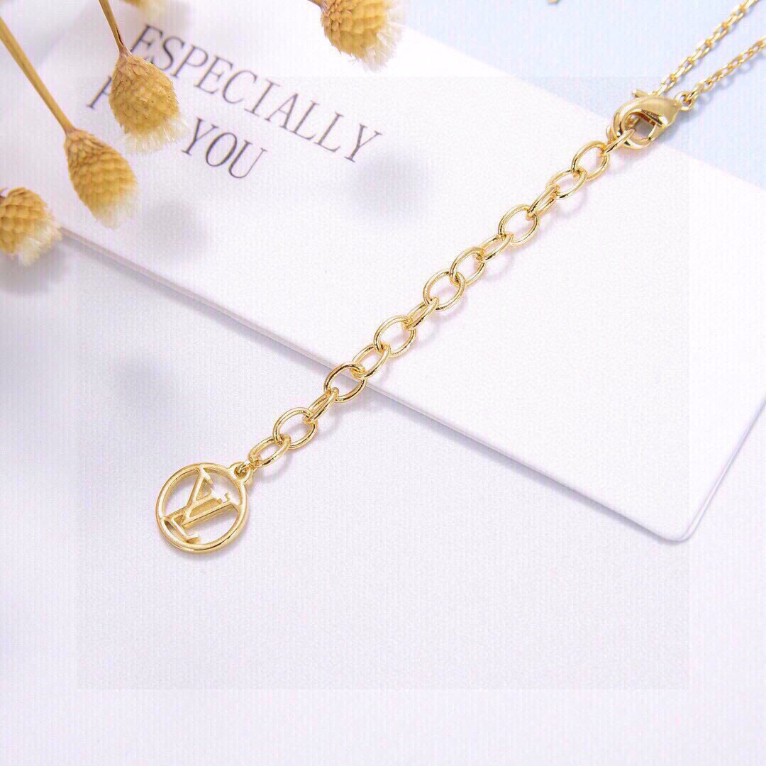 p85👌👌美毙了✨✨LV 路易威登 双吊牌手链 高端 定制原版🌹🌹厚金电镀  优雅知性💐 大气上档次 百搭款式 👑简直美的不能再美了🎉🎉实拍高品质