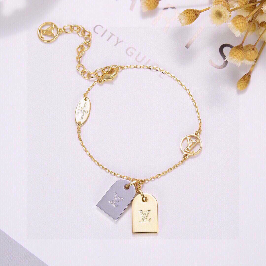 p85👌👌美毙了✨✨LV 路易威登 双吊牌手链 高端 定制原版🌹🌹厚金电镀  优雅知性💐 大气上档次 百搭款式 👑简直美的不能再美了🎉🎉实拍高品质