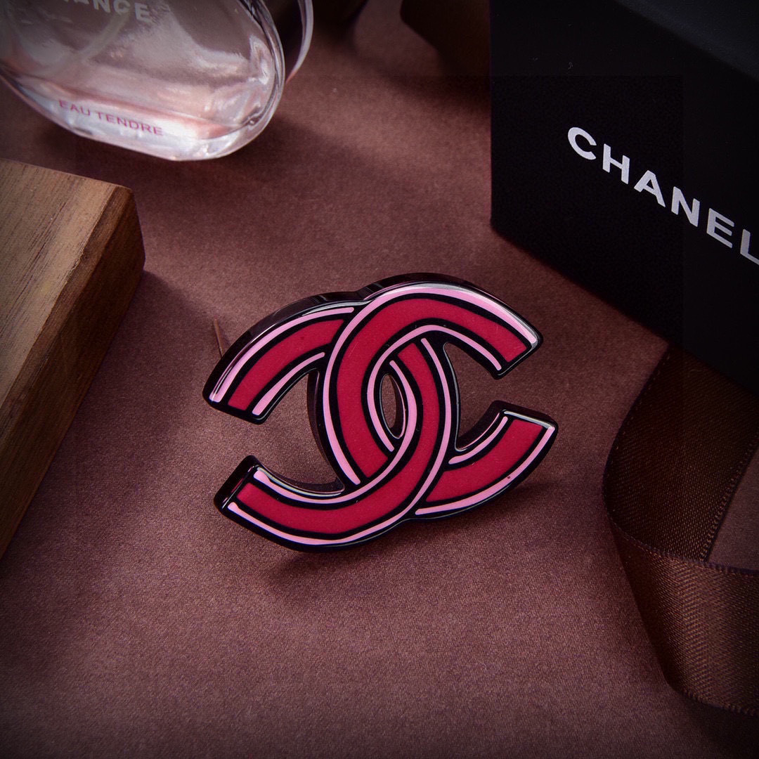 Chanel ZP打版 小香 CHANEL胸针 优雅大方精工设计 雕刻 非常修饰脸型 青春活力 看惯了一如既往的 一眼就被这款吸引了 非常漂亮的颜色搭配 又俏皮