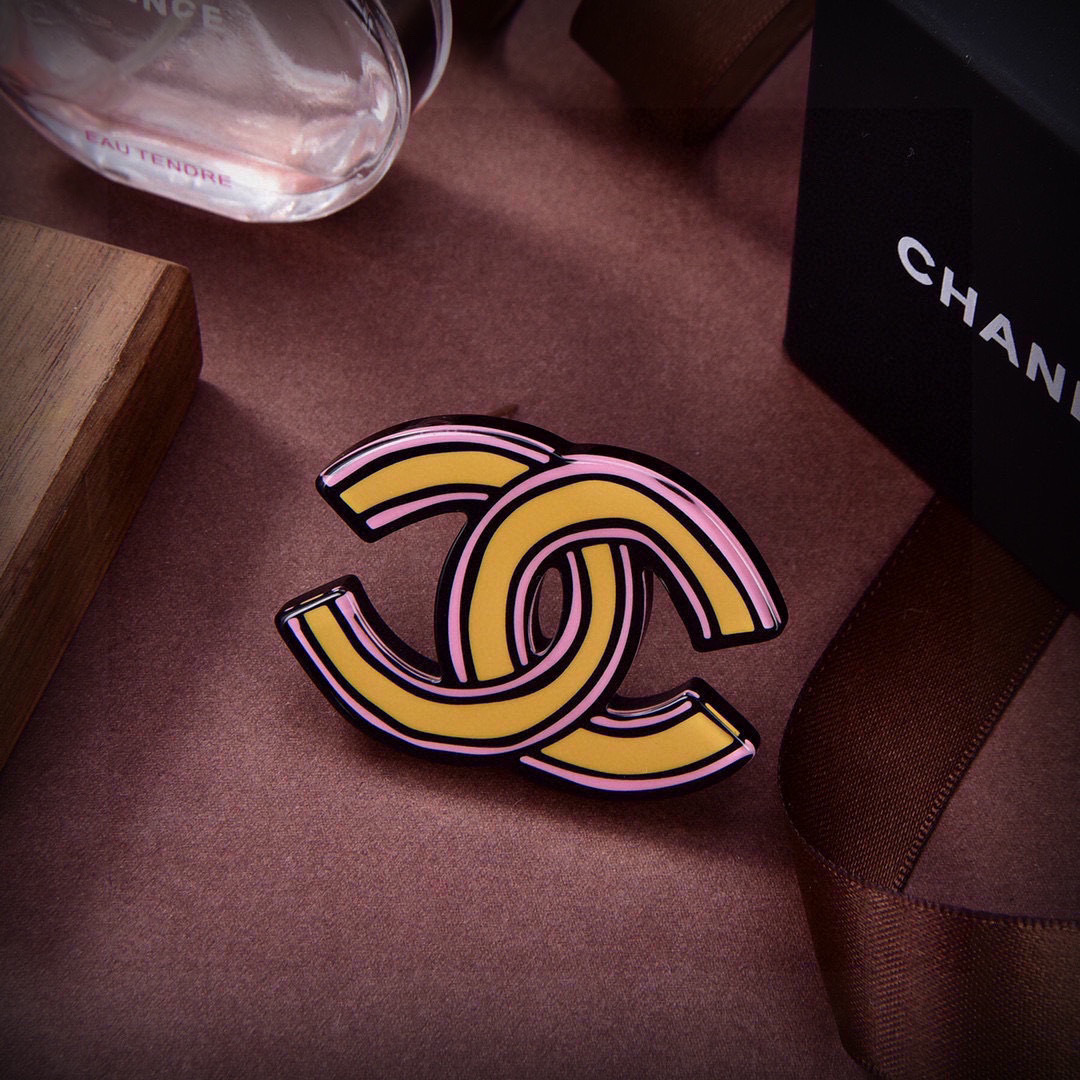 Chanel ZP打版 小香 CHANEL胸针 优雅大方精工设计 雕刻 非常修饰脸型 青春活力 看惯了一如既往的 一眼就被这款吸引了 非常漂亮的颜色搭配 又俏皮