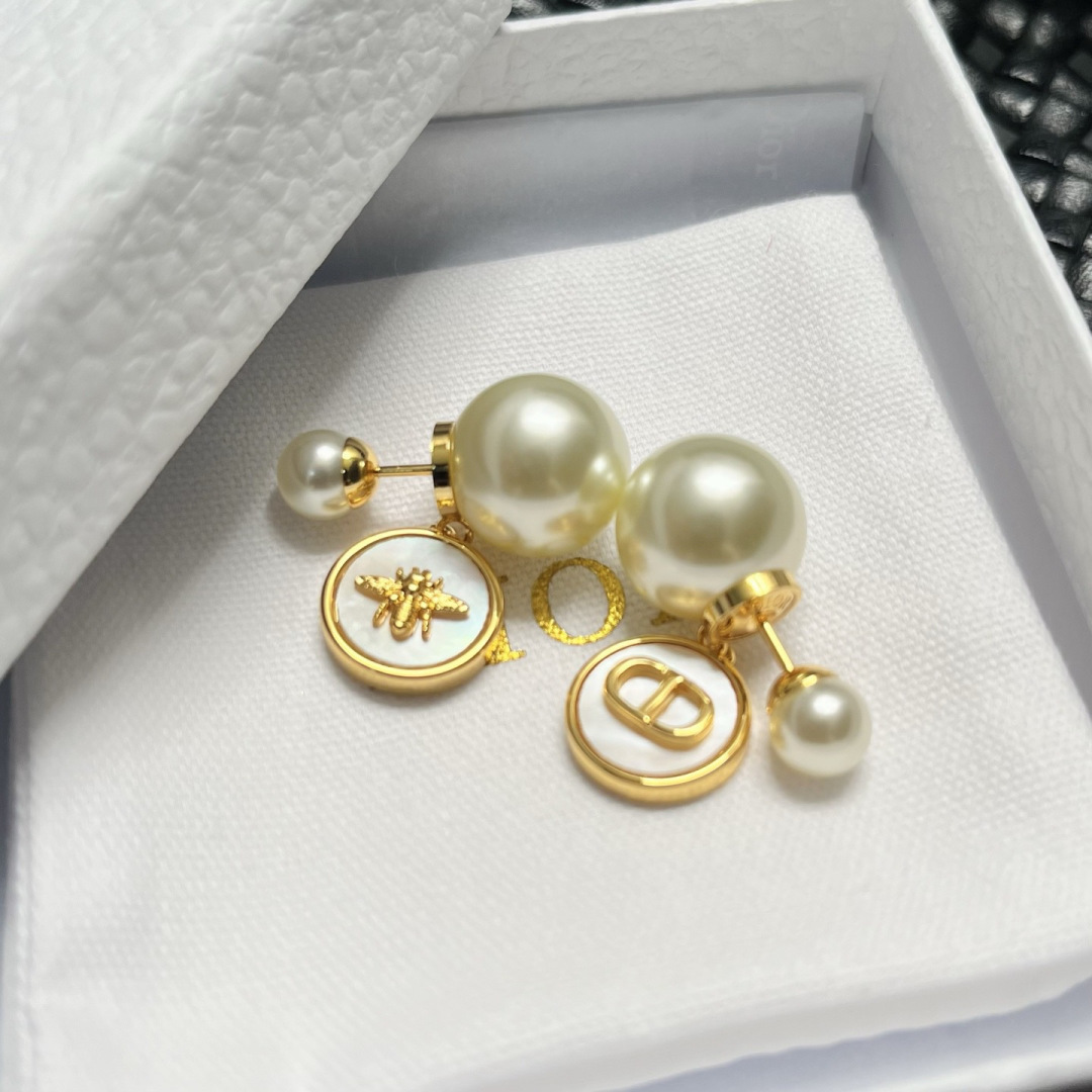 Dior 迪奥 新款 一线 都爱的Dior·迪奥 新品字母CD耳环 金属质感逆袭版字母潮范儿抢风头 完全胜任现代年轻人街拍、度假 搭成为夏日最炙手的 单品