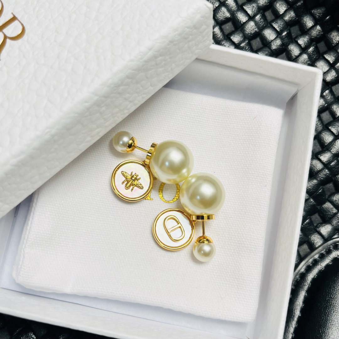 Dior 迪奥 新款 一线 都爱的Dior·迪奥 新品字母CD耳环 金属质感逆袭版字母潮范儿抢风头 完全胜任现代年轻人街拍、度假 搭成为夏日最炙手的 单品