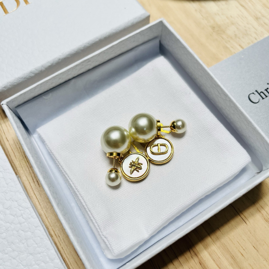 Dior 迪奥 新款 一线 都爱的Dior·迪奥 新品字母CD耳环 金属质感逆袭版字母潮范儿抢风头 完全胜任现代年轻人街拍、度假 搭成为夏日最炙手的 单品