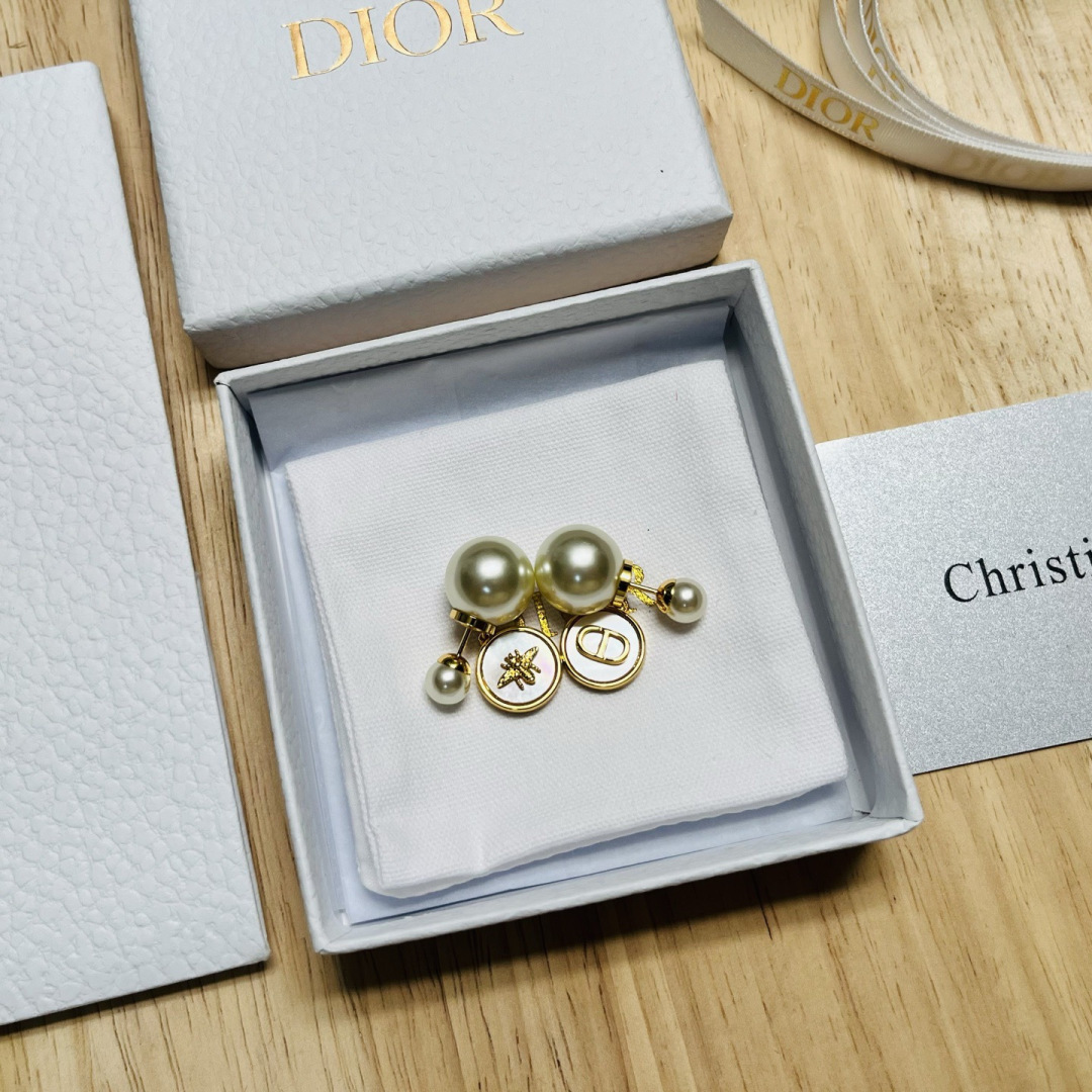Dior 迪奥 新款 一线 都爱的Dior·迪奥 新品字母CD耳环 金属质感逆袭版字母潮范儿抢风头 完全胜任现代年轻人街拍、度假 搭成为夏日最炙手的 单品