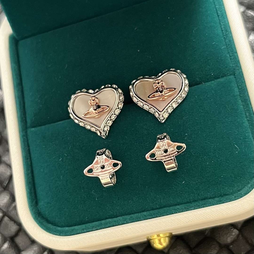 Vivienne Westwood 英国代购 Vivienne Westwood薇薇安西太后土星 耳钉 优雅大方精工设计 非常修饰脸型 青春活力 一眼就被这款吸引了 非常漂亮的颜色搭配 又俏皮