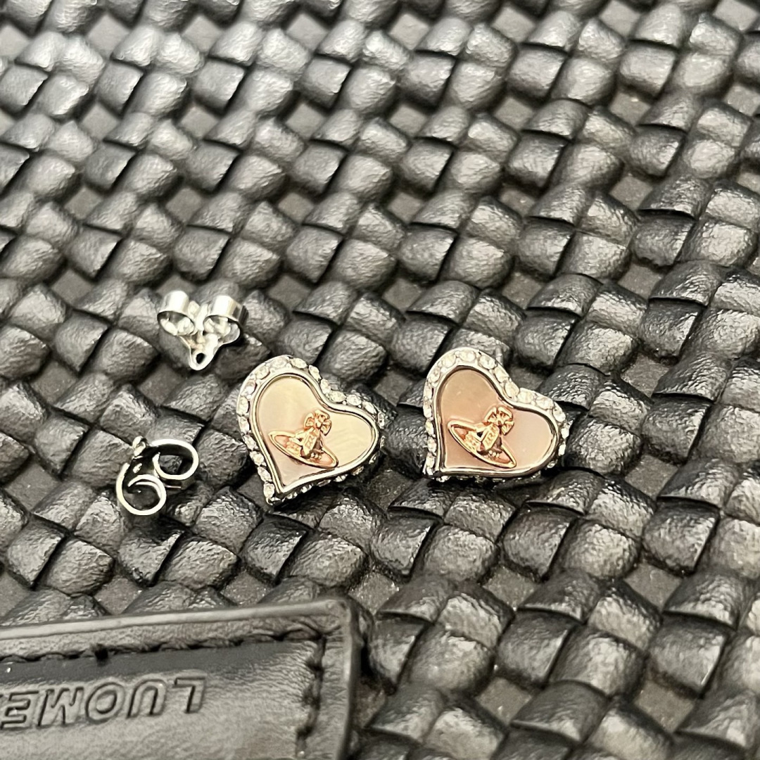 Vivienne Westwood 英国代购 Vivienne Westwood薇薇安西太后土星 耳钉 优雅大方精工设计 非常修饰脸型 青春活力 一眼就被这款吸引了 非常漂亮的颜色搭配 又俏皮