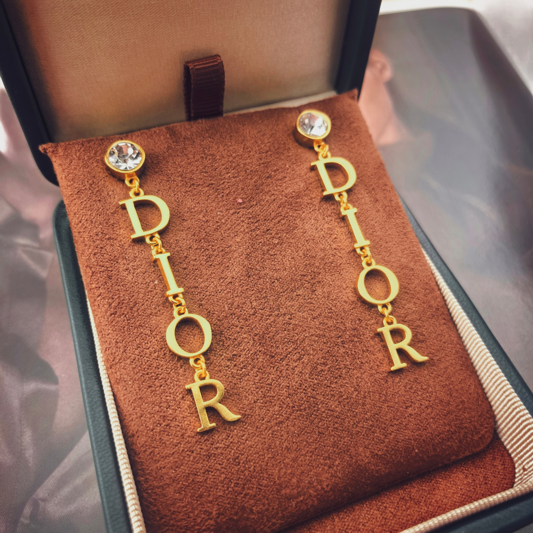 Dior 迪奥 新款 一线 都爱的Dior·迪奥 新品水晶耳环 金属质感逆袭版字母潮范儿抢风头 完全胜任现代年轻人街拍、度假 搭成为夏日最炙手的 单品