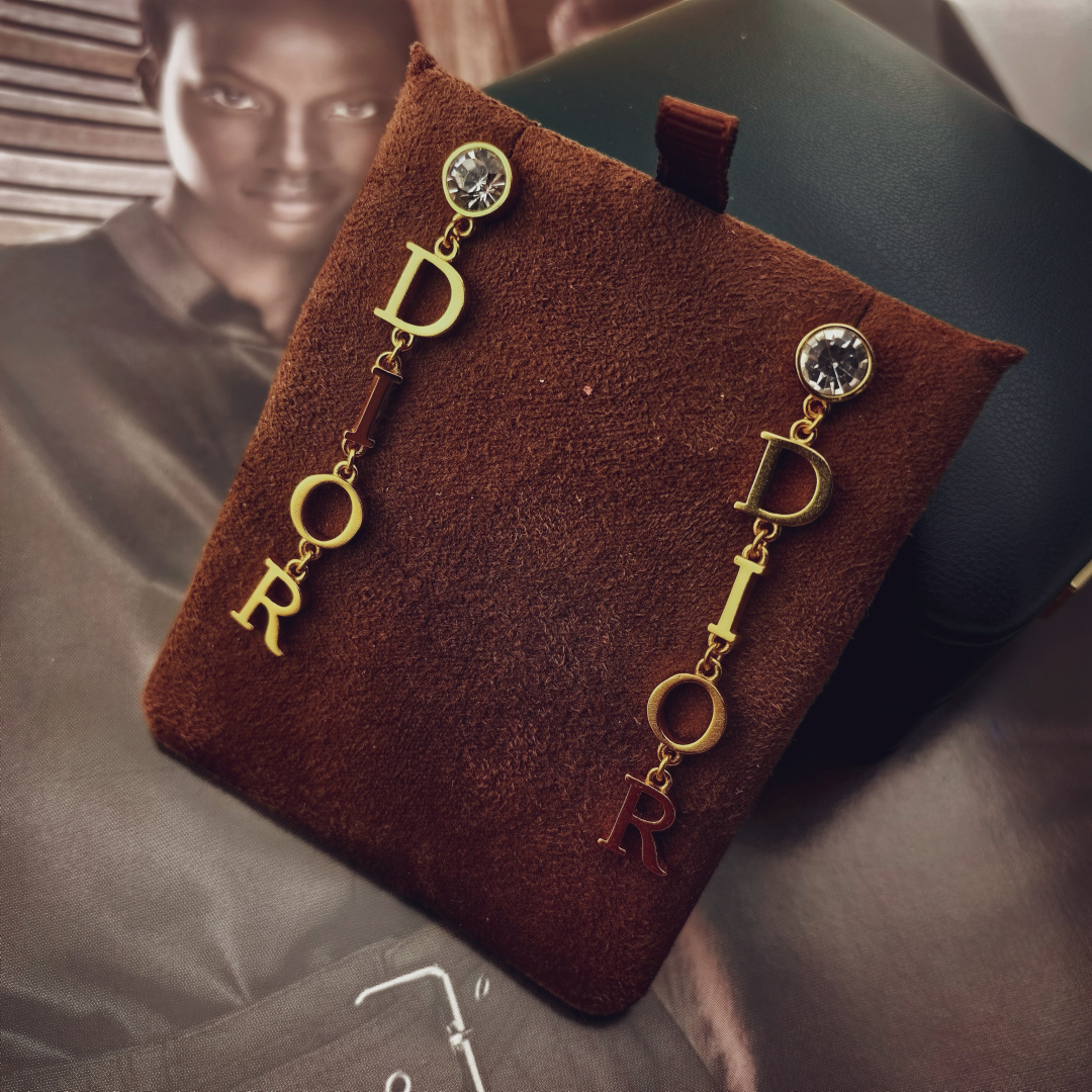 Dior 迪奥 新款 一线 都爱的Dior·迪奥 新品水晶耳环 金属质感逆袭版字母潮范儿抢风头 完全胜任现代年轻人街拍、度假 搭成为夏日最炙手的 单品