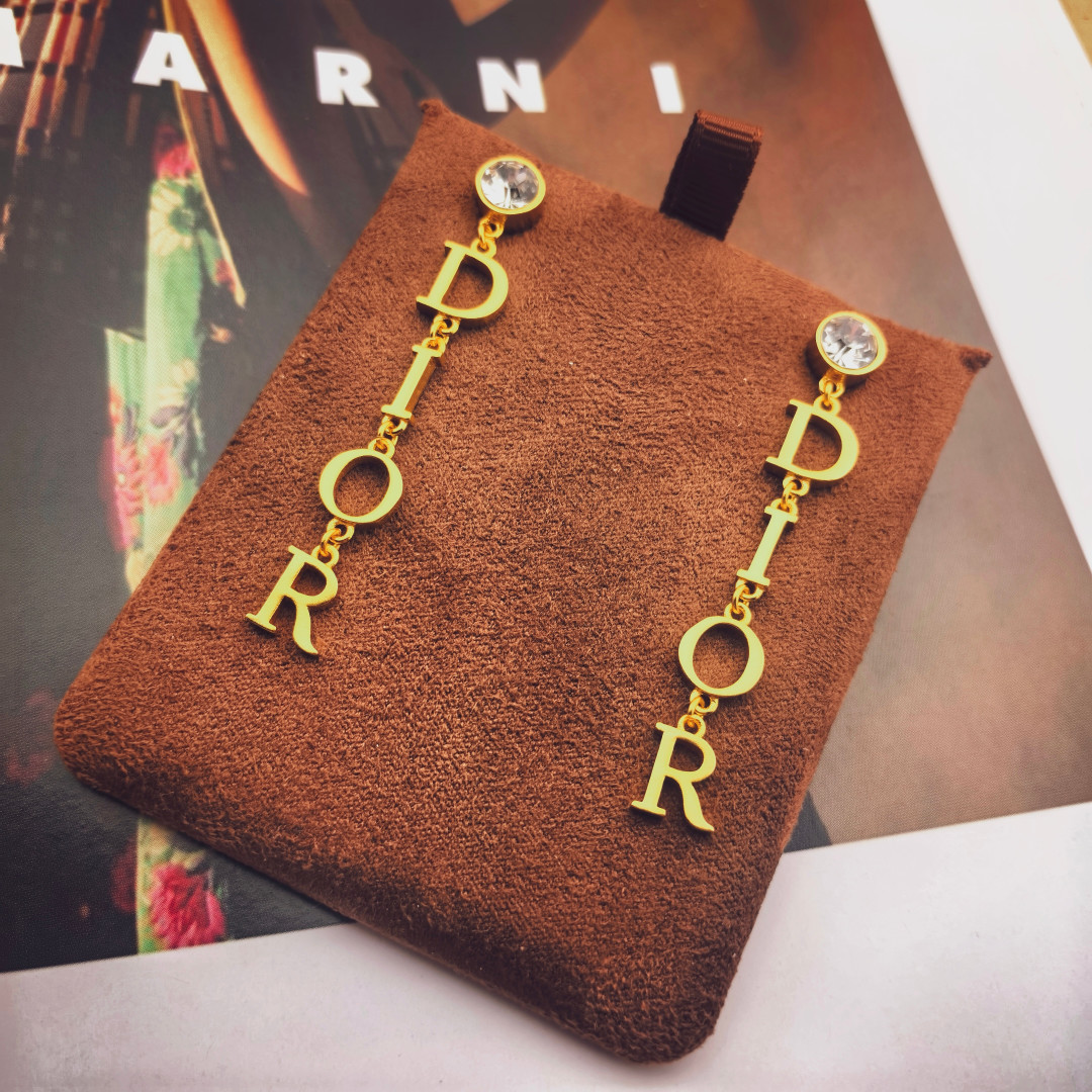 Dior 迪奥 新款 一线 都爱的Dior·迪奥 新品水晶耳环 金属质感逆袭版字母潮范儿抢风头 完全胜任现代年轻人街拍、度假 搭成为夏日最炙手的 单品