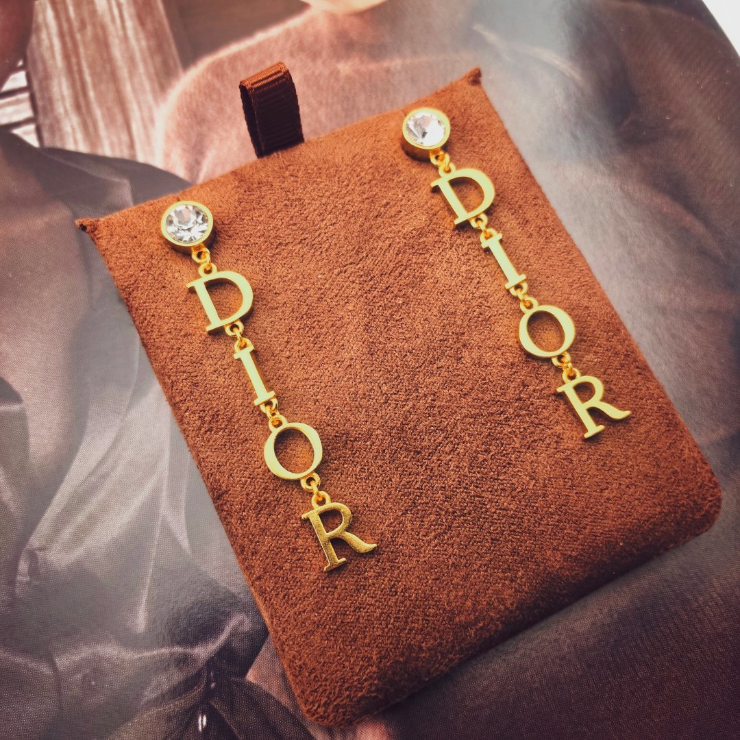 Dior 迪奥 新款 一线 都爱的Dior·迪奥 新品水晶耳环 金属质感逆袭版字母潮范儿抢风头 完全胜任现代年轻人街拍、度假 搭成为夏日最炙手的 单品