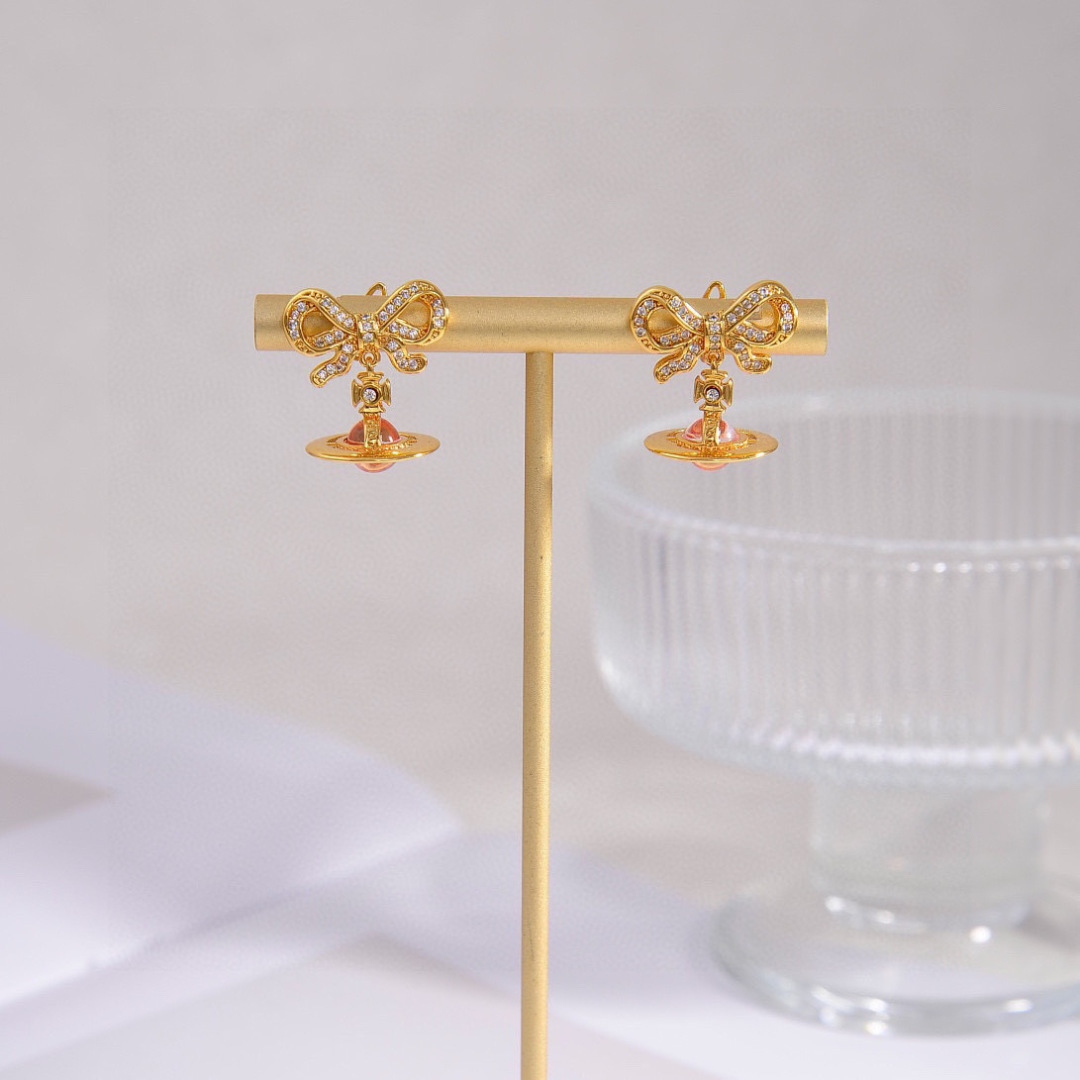 ❤️85包邮/原单代购级别
英国代购 Vivienne Westwood薇薇安西太后土星 耳钉👌优雅大方精工设计   非常修饰脸型    青春活力    一眼就被这款吸引了   非常漂亮的颜色搭配   时尚又俏皮 ✌️✌️